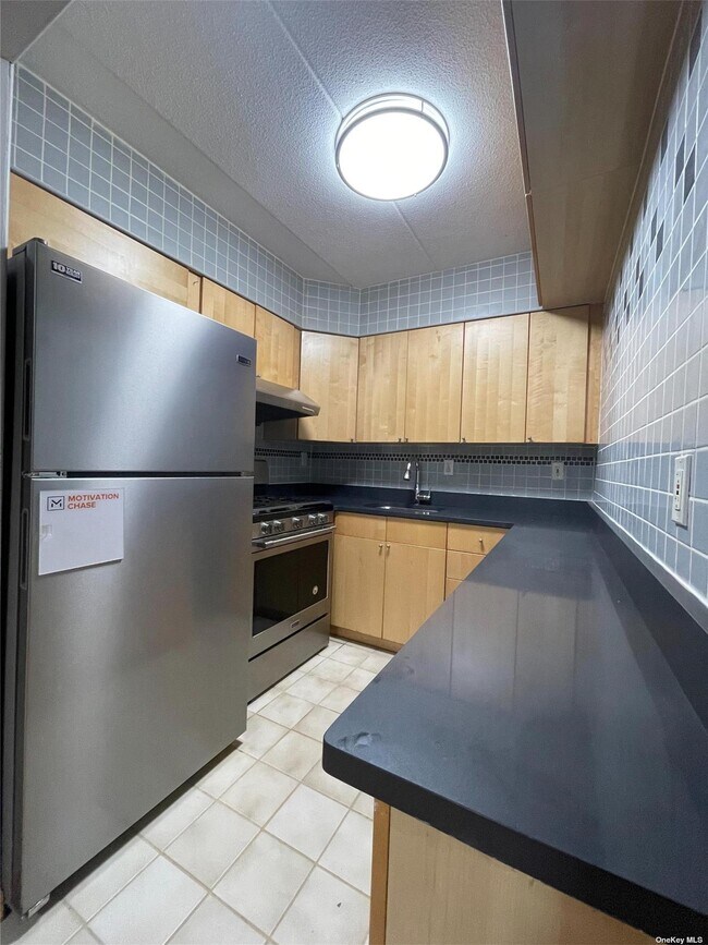 Foto del edificio - 68-5 242nd St