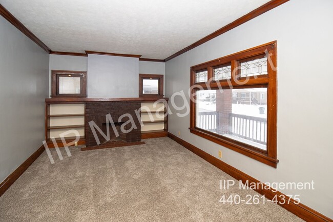 Foto del edificio - Charming Down Unit in Garfield Heights – A...