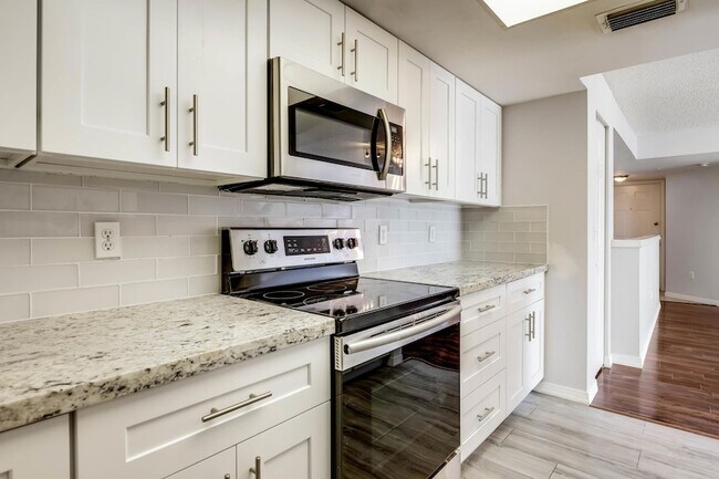 Foto del edificio - 100 Crestwood Ct N
