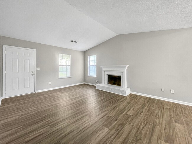 Building Photo - Spacious 3-bedroom, 2-bathroom Duplex in S...