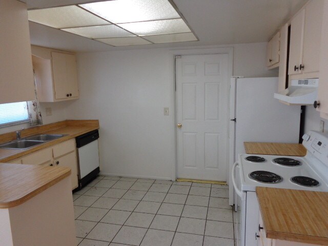 Building Photo - 3/2 w/ Fenced Yard in Pine Hills
