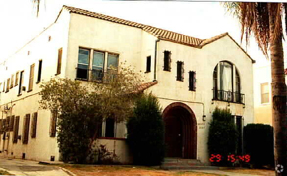 Primary Photo - 3825-3829 1/2 Flower Dr.