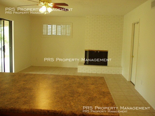 Foto del edificio - 233 E Erie Dr