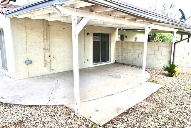 Building Photo - 3 bedroom 2 bath in Phoenix is Available N...