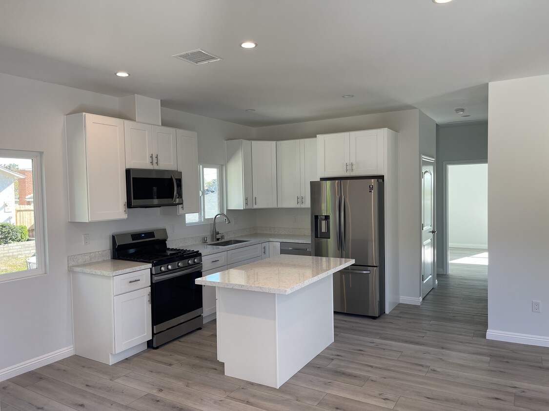 Foto principal - 2928 N Brighton St