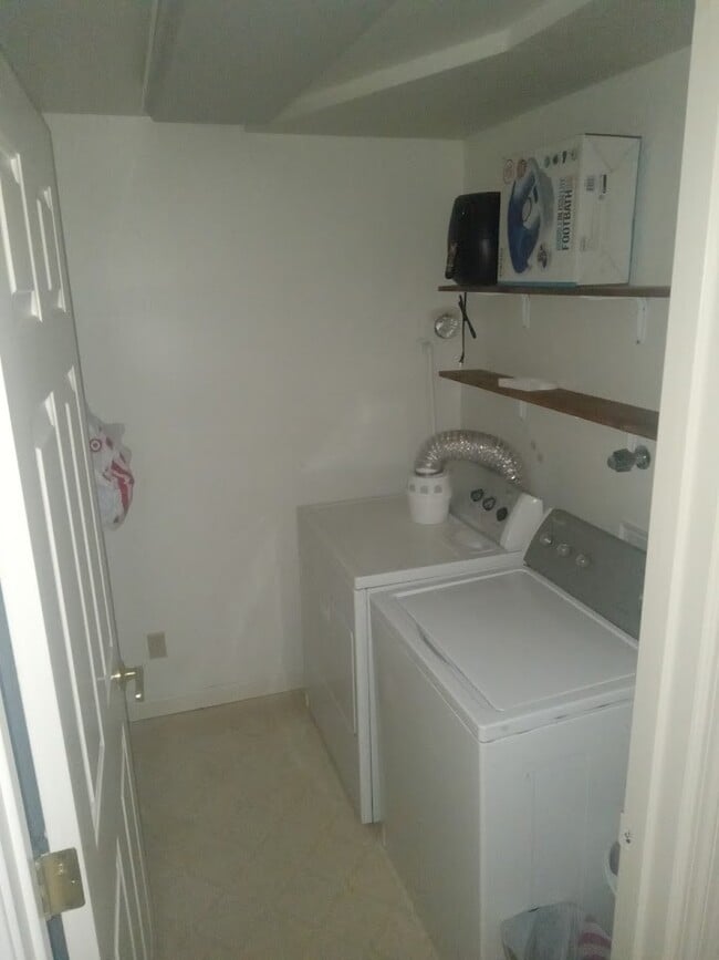 Building Photo - 13415 S Hills Dr