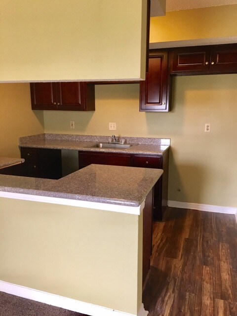 kitchen - 712 Colony Dr