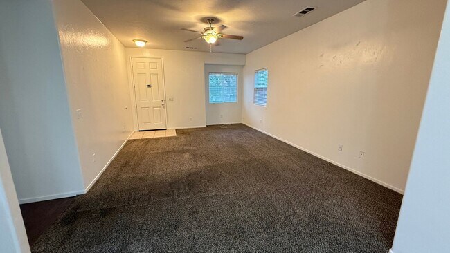 Foto del edificio - 3 Bedroom, 2 Bathroom Home in Desirable Tulare Neighborhood