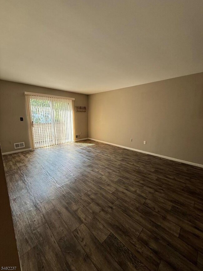 Foto del edificio - 5010 Bryant Dr