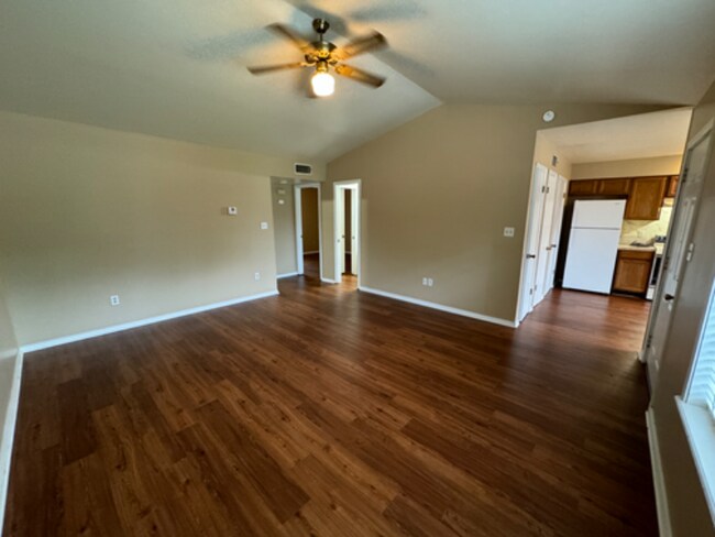 Foto del edificio - 2630 W C St