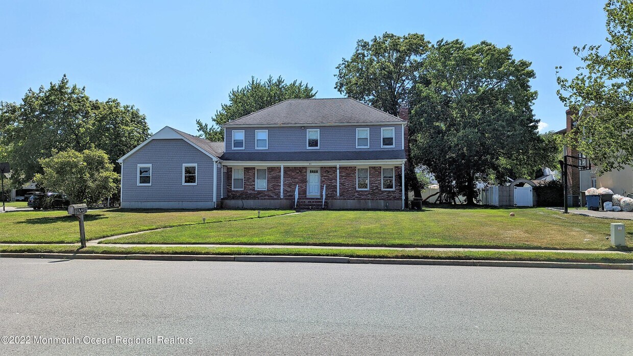 Primary Photo - 1 Darien Dr