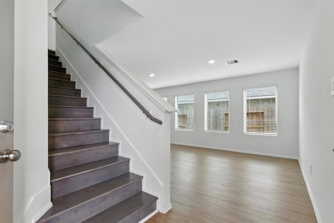 Building Photo - 1437 Las Cuevas Dr