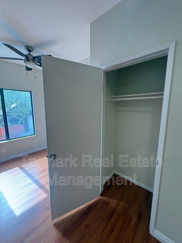 Foto del edificio - 701 N Hollywood Way