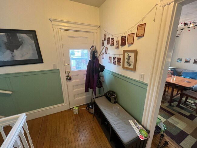 Building Photo - Somerville 4 bed Available 9/1
