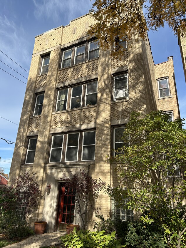 2742 W Farragut Ave Unit 1, Chicago, IL 60625 Apartments in Chicago