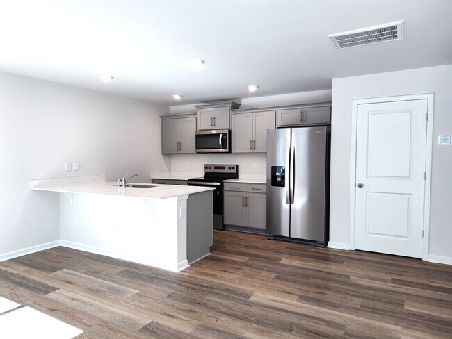 Foto del edificio - Gorgeous , New Townhome  located in Mallard Creek Towns Community!