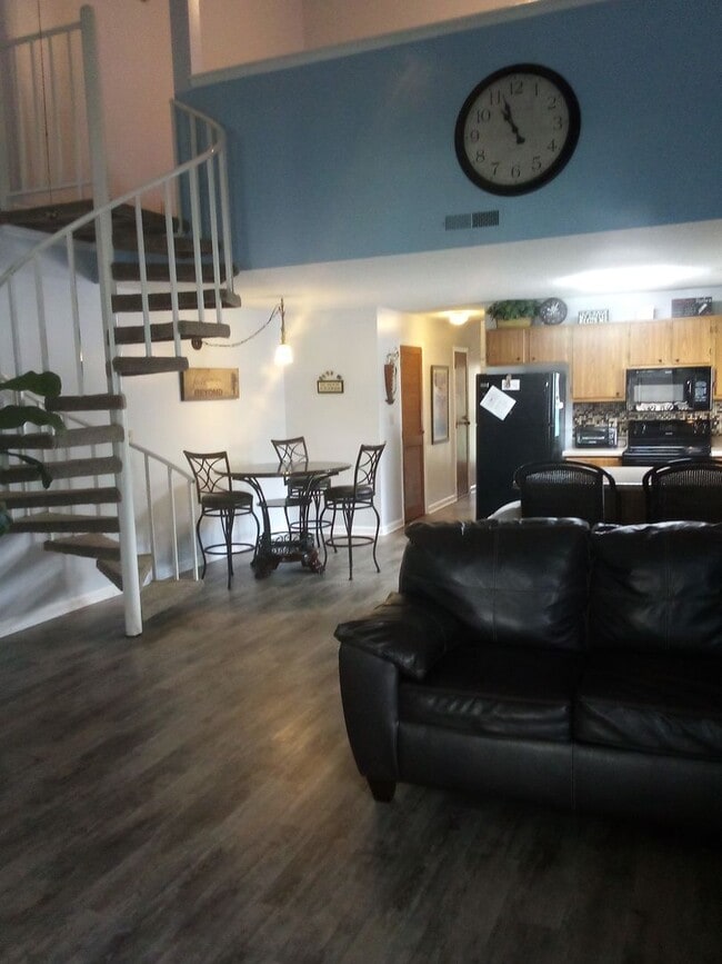 Building Photo - Golf Colony VII Unit 20 J