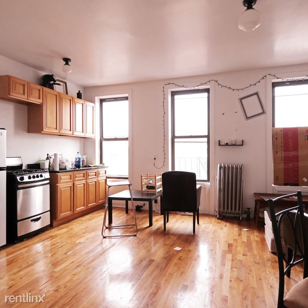 Building Photo - 560 Kosciuszko St