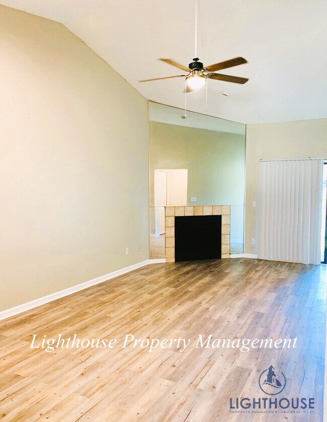 Foto del edificio - Renovated 2 Bed/2 Bath Single Story Townho...