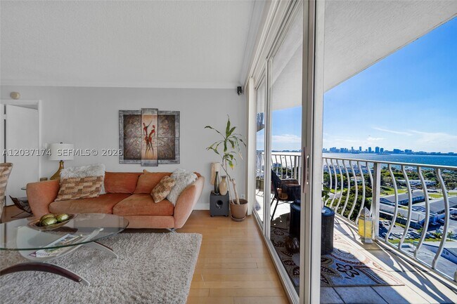 Foto del edificio - 7601 E Treasure Dr