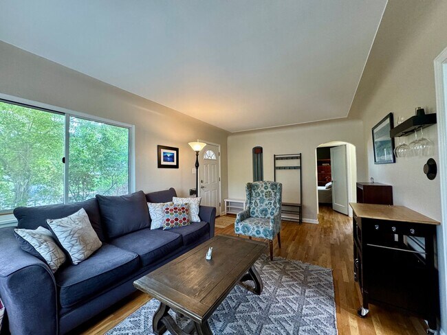 Building Photo - Beautiful 2 Bedroom Ranch Home Furnished o...