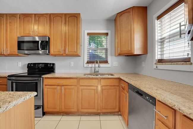 Building Photo - 3 bed near DU with fenced yard