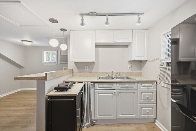 Building Photo - Charming Sylvan Park Studio