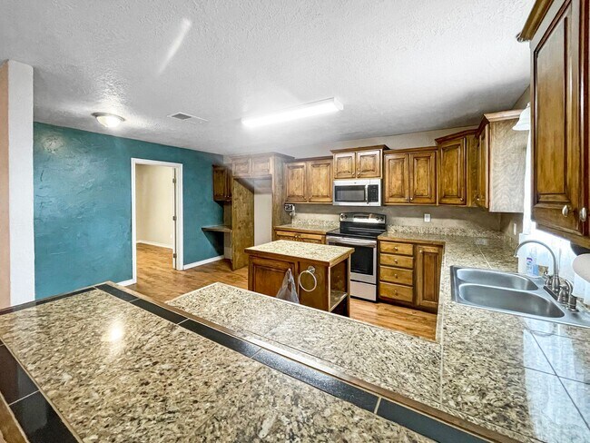 Building Photo - 129 W Alto Dr