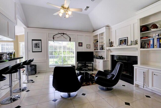 Foto del edificio - Spacious 5-Bedroom Lakeview Home with Pool...