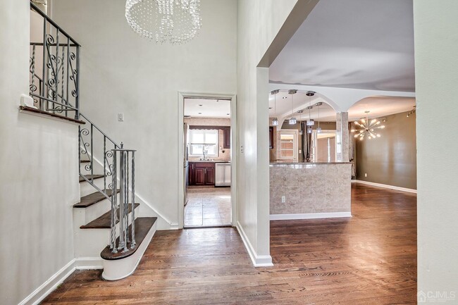 Building Photo - 713 Roessner Dr