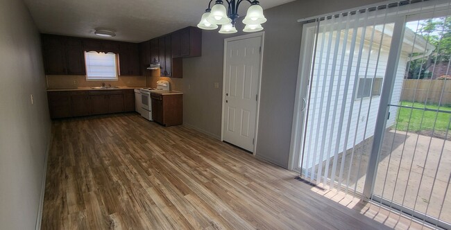 Building Photo - 3 Bedroom 2 Bath 2 Car Garage! South! $1295