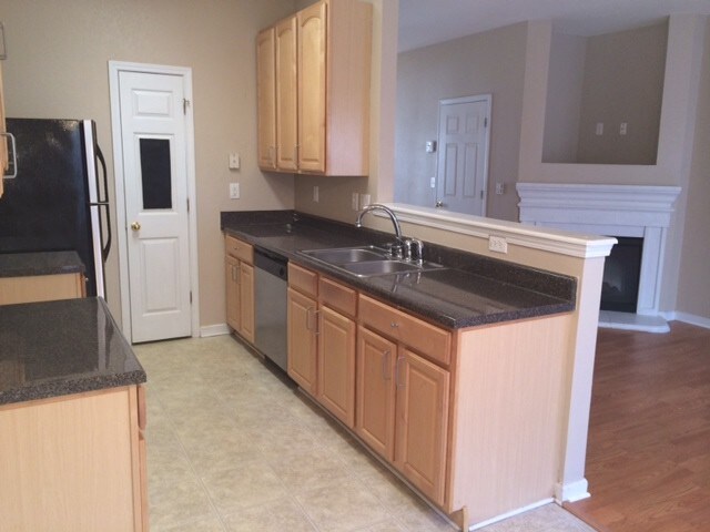 Building Photo - 3 Bedroom 2 Bath Townhome in Gated Community