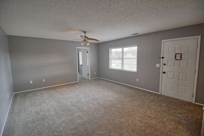 Building Photo - 174 Windtree Ln