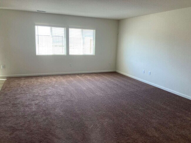Building Photo - Beautiful 3 Bd 2.5 Ba House in Lemmon Valley!