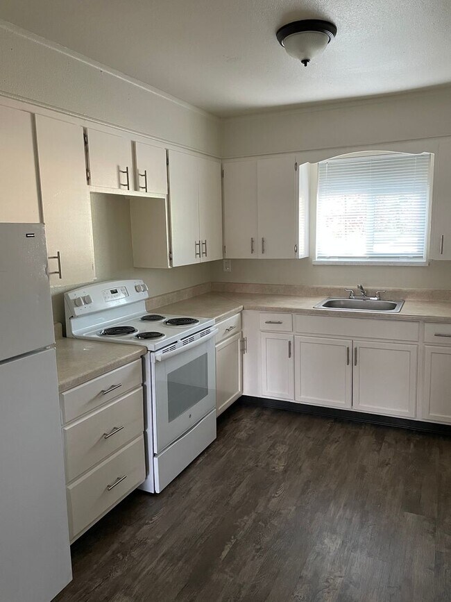 Foto del edificio - LOWER LEVEL 2 BED 1 BATH WITH FRESH PAINT AND NEW CARPET