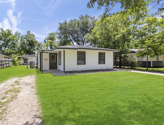 Building Photo - 1929 Magnolia Dr