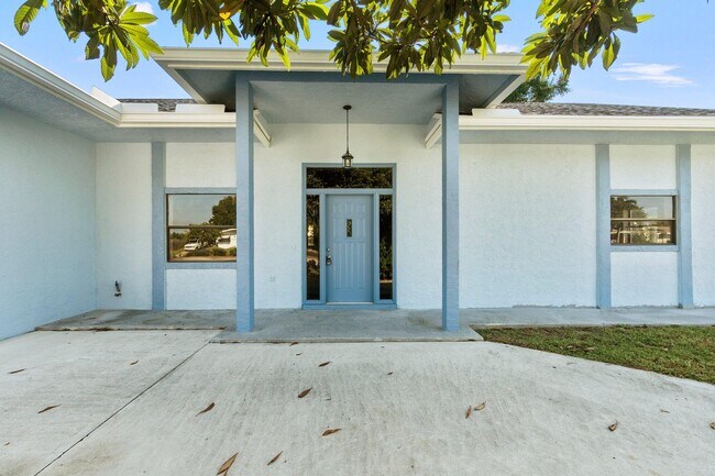 Building Photo - 835 SE Airoso Blvd