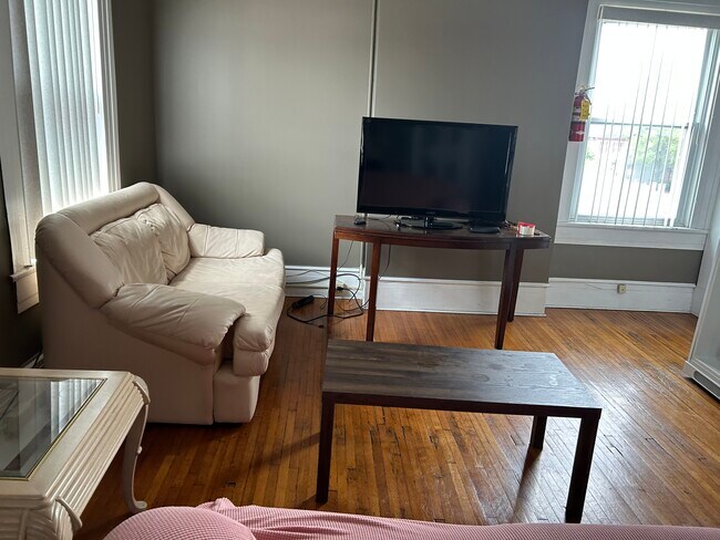 Living area - 214 W Main St