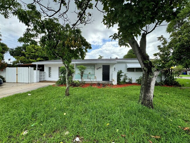 Building Photo - 2091 Oleander Dr