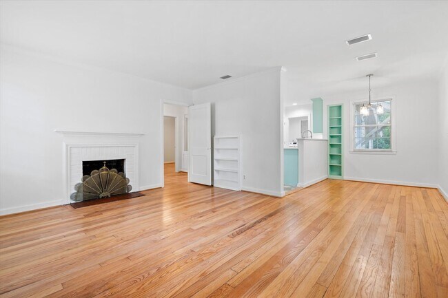 Building Photo - Remodeled Beauty in County Club Village