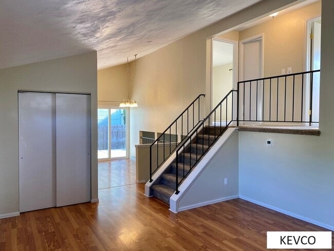 Building Photo - Beautiful Three Bedroom Home!