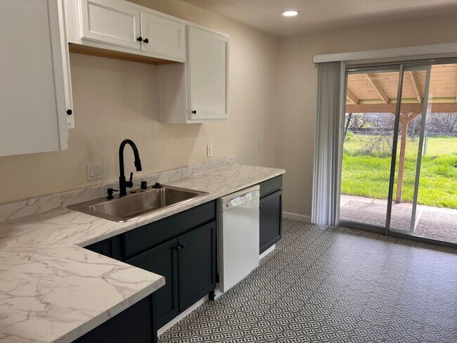 Building Photo - 3 Bedroom Home On Large Lot