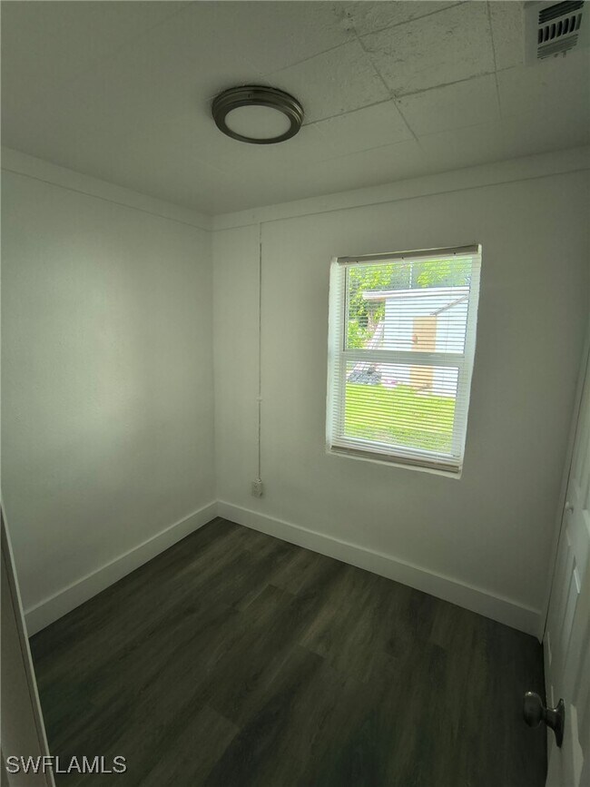 Foto del edificio - 3343-3347-3347 Dora St