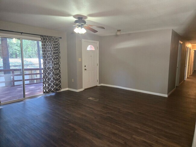 Building Photo - Single Level Three Bedroom Home with Bonus...