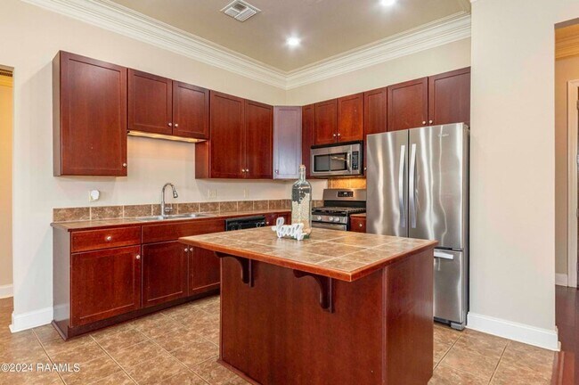 Building Photo - 3 bedroom, 2 bath home
