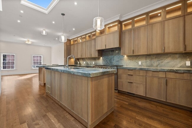 Building Photo - 2 Byron St