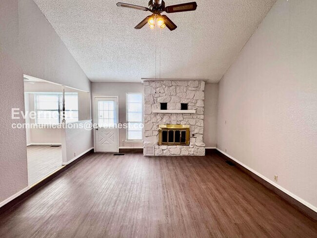 Foto del edificio - 3 Bed, 2 Bath Home with Garage / Pet-Friendly / Available Now!