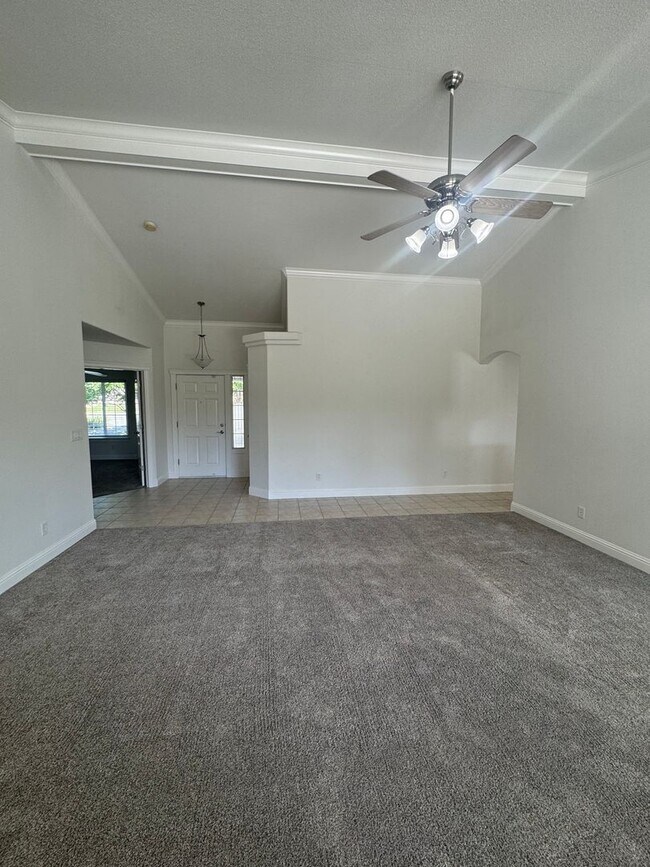 Foto del edificio - 4 BED/2 BATH IN REDDING IN THE WESTSIDE ES...