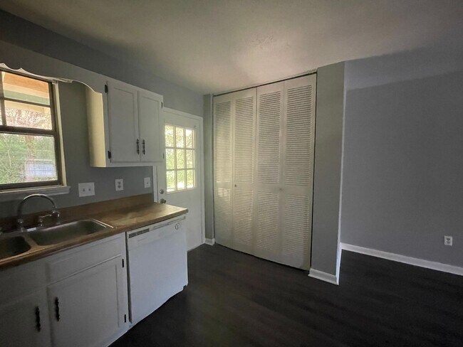 Foto del edificio - Spacious 2-Story End-Unit Townhome in Prim...