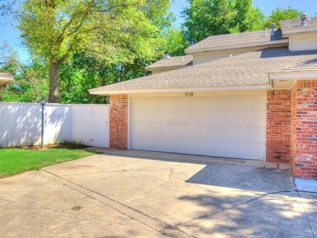 Building Photo - Beautiful West Norman 3 Bed 2 Bath!